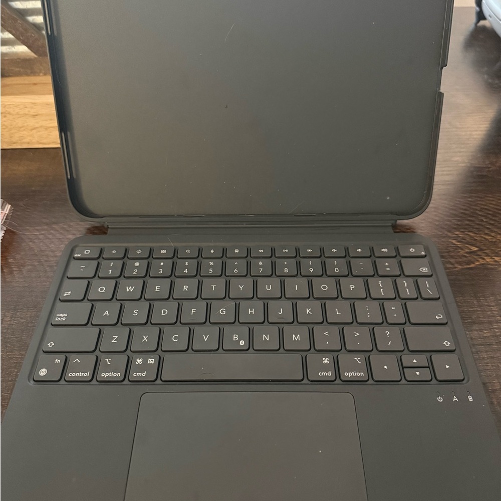 ESR Black Keyboard Case for A16 iPad